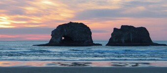 1 Block to Twin Rocks Beach: Pet-friendly Cottage
