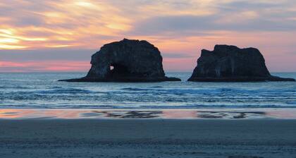 1 Block to Twin Rocks Beach: Pet-friendly Cottage