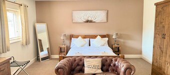 โฮมสลีย์ เดอะ วูดแมน อินน์ แอลทีดี