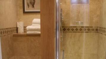 Executive Double or Twin Room | Bathroom | Towels, soap, shampoo, toilet paper