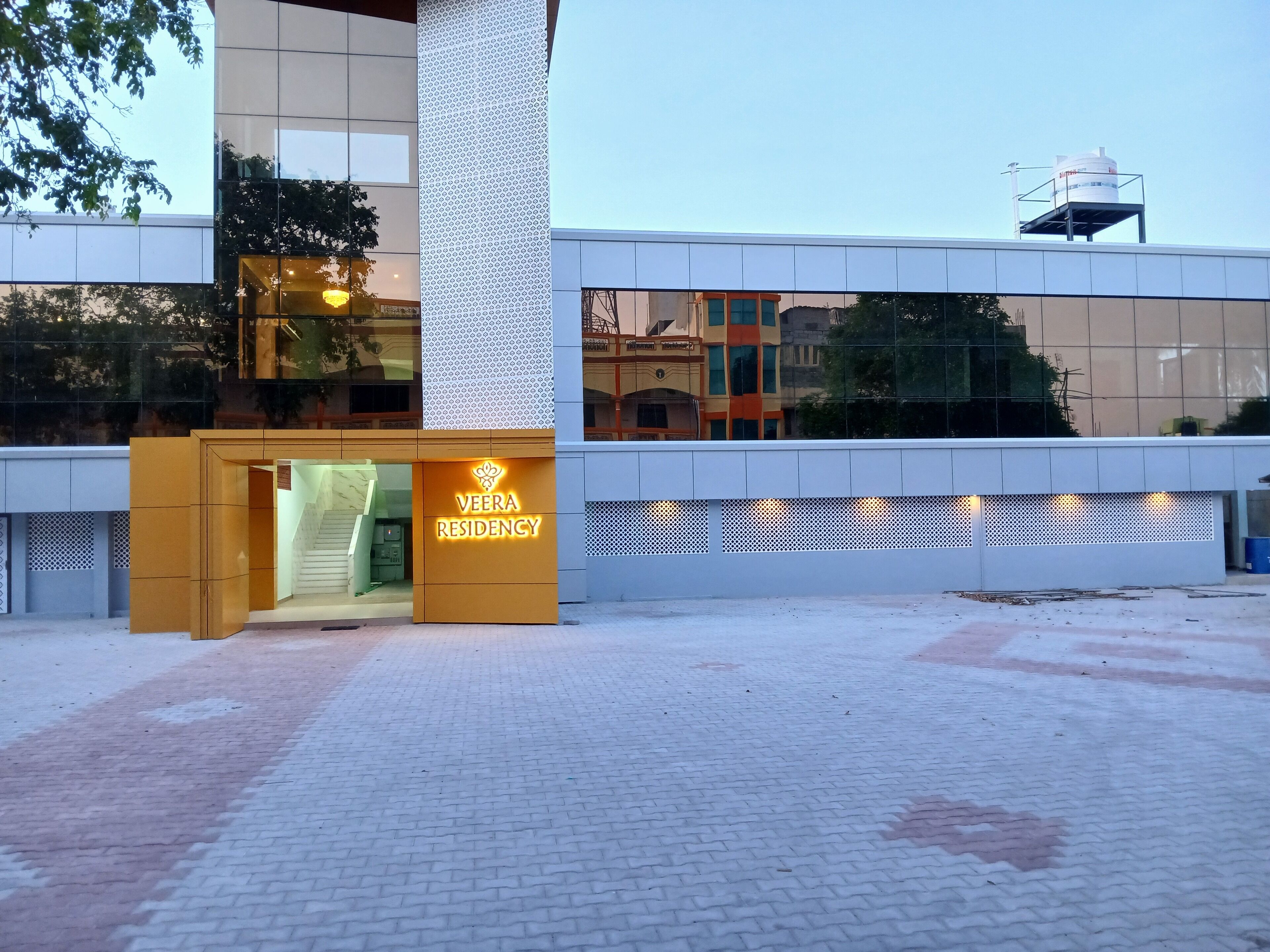 Vista frontal de la propiedad