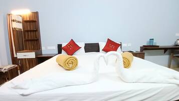 Deluxe Room, City View | Desk, free WiFi
