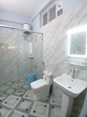 Habitación Deluxe, vistas a la ciudad | Baño | Ducha, toallas, jabón y champú