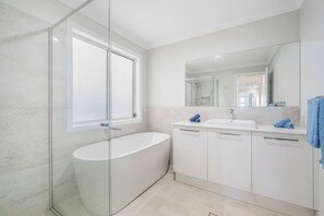 Shower, towels - Manor Lane Retreat - 16 Manor Lane (Port Macquarie)