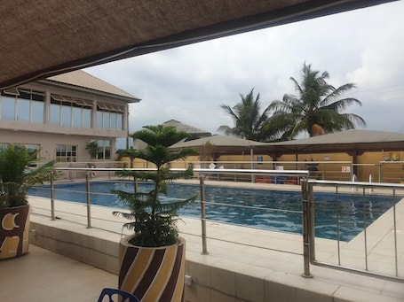 Piscina al aire libre. PINE HILL HOTEL