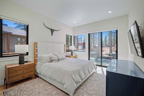 3 bedrooms, Internet, bed sheets - Woodland Haven with Hot Tub, Firepit & Patio Views (Sunriver)