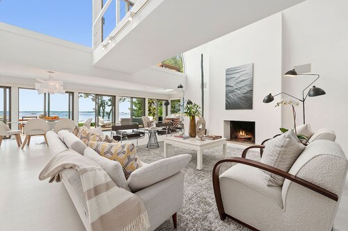 Sunset Villa by Rove Beachfront w Deck Pool