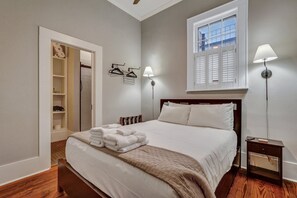 1 bedroom, iron/ironing board, free WiFi, bed sheets - Prime Location in Heart of Savannah Facing Square By Lucky Savannah (Savannah)