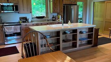 Fridge, oven, dishwasher, coffee/tea maker