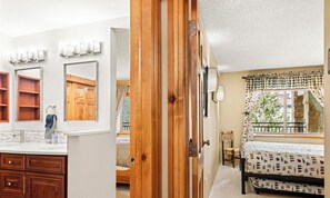 2 bedrooms, iron/ironing board, travel cot, free WiFi