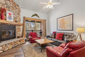 Televisión y chimenea 