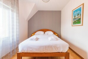 3 bedrooms, iron/ironing board, WiFi, bed sheets