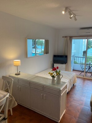 1 chambre, fer et planche à repasser, Wi-Fi gratuit, draps fournis