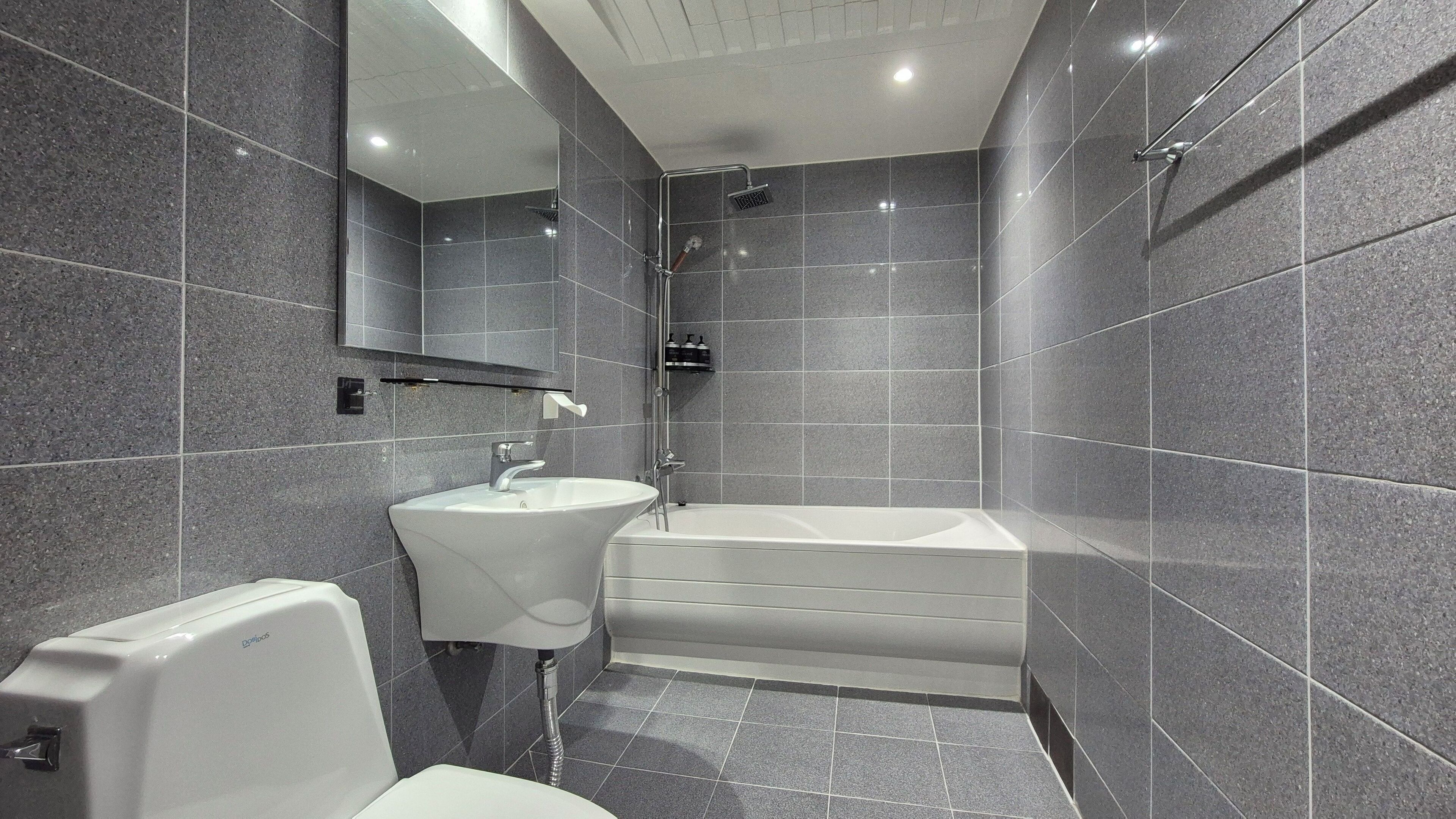 Family Room | Bathroom | Hair dryer, heated floors, towels, shampoo