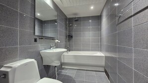 Une salle de bain moderne avec une baignoire, un lavabo et des toilettes.