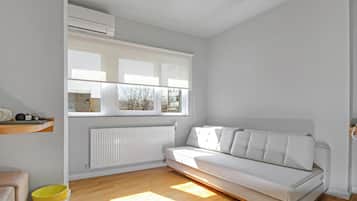 1 habitación, escritorio y espacio para trabajar con laptop