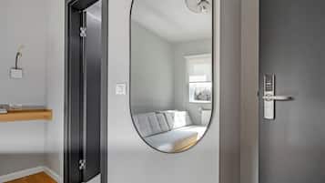 1 habitación, escritorio y espacio para trabajar con laptop