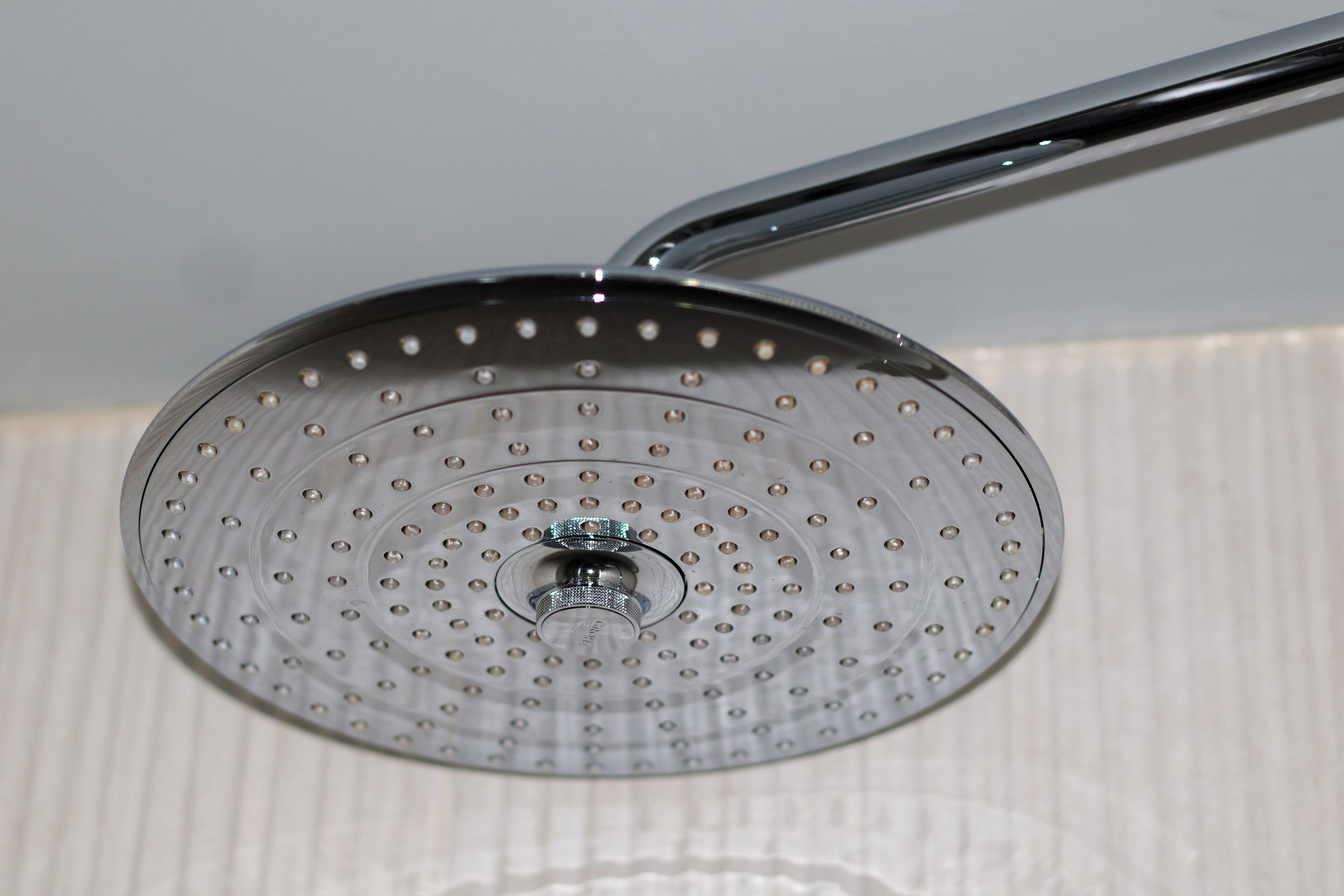 Un cabezal de ducha con un diseño circular y varios orificios.