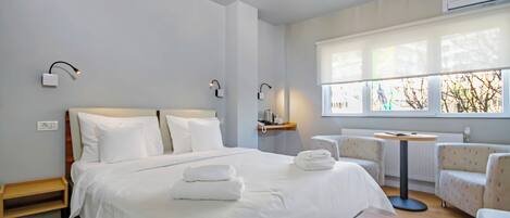 Dobbeltrom – standard | Skrivebord, skrivebord for bærbar PC, lydisolert og strykejern/-brett