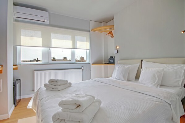 Standard Double Room | 1 bedroom, desk, laptop workspace, soundproofing