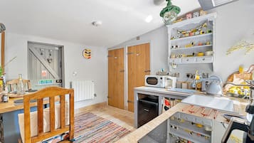 Refrigerador, microondas, horno y tetera eléctrica