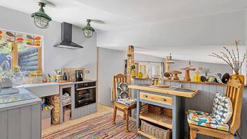 Refrigerador, microondas, horno y tetera eléctrica