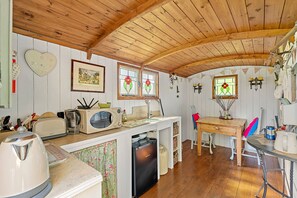 Fridge, microwave, electric kettle, cookware/dishes/utensils - Shepherd's Hut at Hilltop Farm (Romsey)