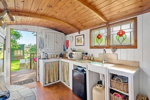 Refrigerador, microondas, tetera eléctrica y utensilios de cocina