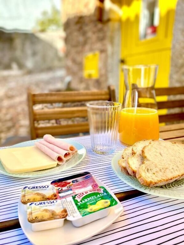 Outdoor dining - Casa Vinte & Cinco - Alojamento Local (Idanha-a-Nova)