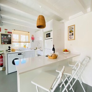 Refrigerador con freezer, microondas, horno, placa de cocina