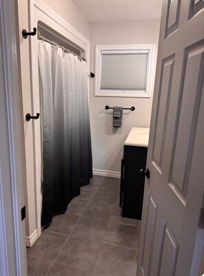 Dusche, Handtücher, Toilettenpapier