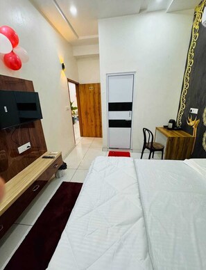 Escritorio, espacio para trabajar con laptop y wifi gratis