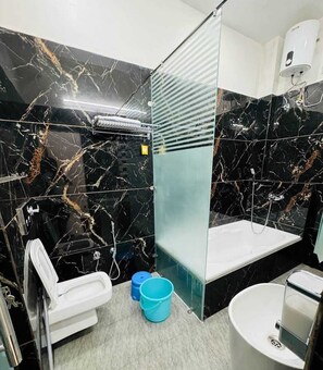 Artículos de tocador gratuitos, secador de pelo, toallas, jabón