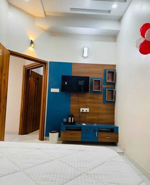 Escritorio, espacio para trabajar con laptop y wifi gratis