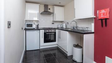 Apartamento | Cozinha privada | Geladeira, micro-ondas, fogão, cooktop