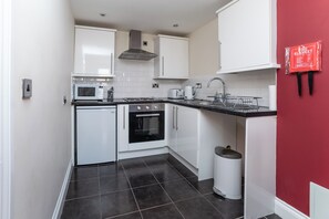 Apartment | Private kitchen | Fridge, microwave, oven, stovetop - 1 Bedroom Twin Apartment (Newcastle-upon-Tyne)