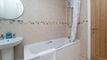 Apartamento | Banheiro | Chuveiro/banheira combinados, banheira de imersão, toalhas de banho