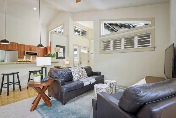 テレビ、DVD プレーヤー、書斎 / ワークスペース