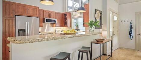 冷蔵庫、電子レンジ、オーブン、コンロ