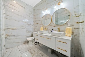 Dusche, Haartrockner, Handtücher, Seife