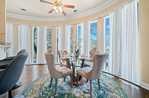 Dining - Brand NEW- Modern Luxe getaway- Centrally located (Atlanta)