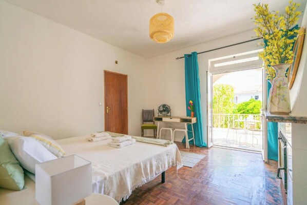 1 chambre, fer et planche à repasser, accès au Wi-Fi (inclus)