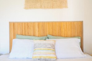 1 bedroom, iron/ironing board, free WiFi, bed sheets - Double Room with private bathroom.Garden View and Balcony (Pêra)