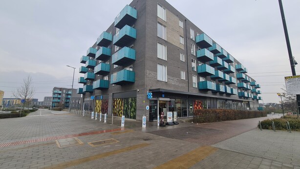 A modern building with multiple balconies and a ground-level entrance. - Barking 2 Bed Apt With Parking & Good Travel Links (Barking)