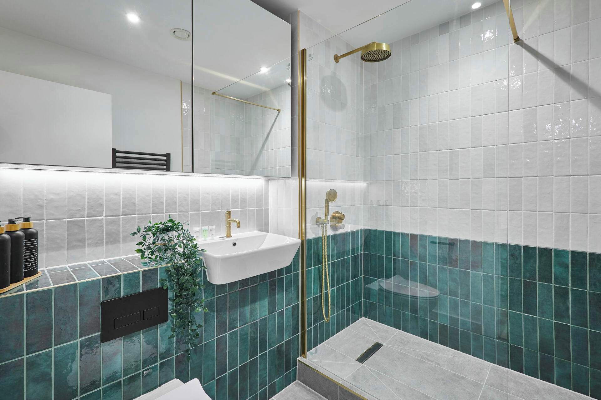 Douche, séchoir à cheveux, serviettes fournies