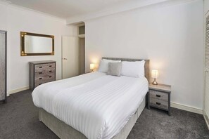 1 slaapkamer, een bureau, een strijkplank/strijkijzer, beddengoed