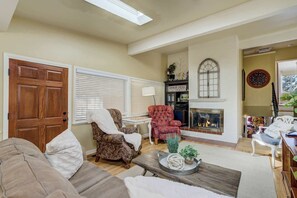 TV, offices - 4BD Family Home Heart of COS, Lrg backyard and Gameroom (Colorado Springs)