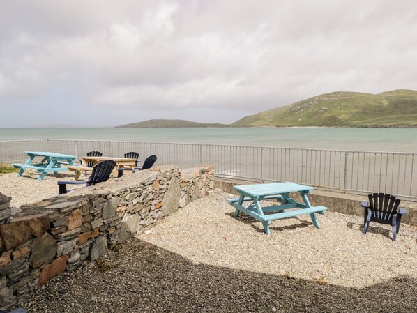 Outdoor dining - King Cottage (Cleggan)