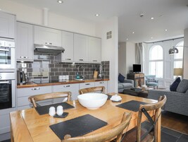 Fridge, cookware/dishes/utensils