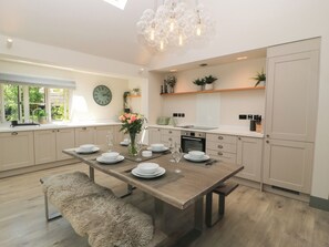 Fridge, dishwasher, cookware/dishes/utensils - 12 Manor Farm Close (Chipping Norton)